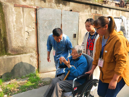 C:/Users/Administrator/Desktop/10.23新闻/走进敬老院1.jpg